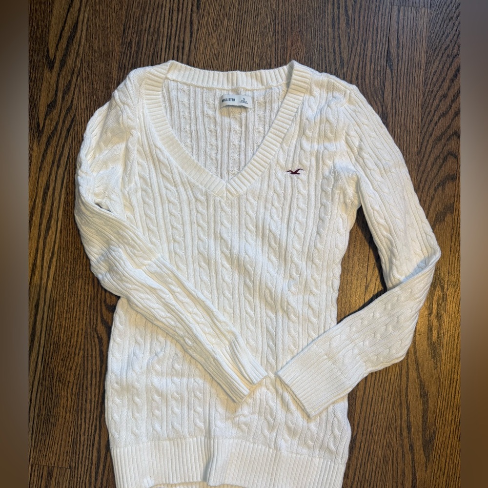 Hollister Women's Cream V-Neck Sweater
